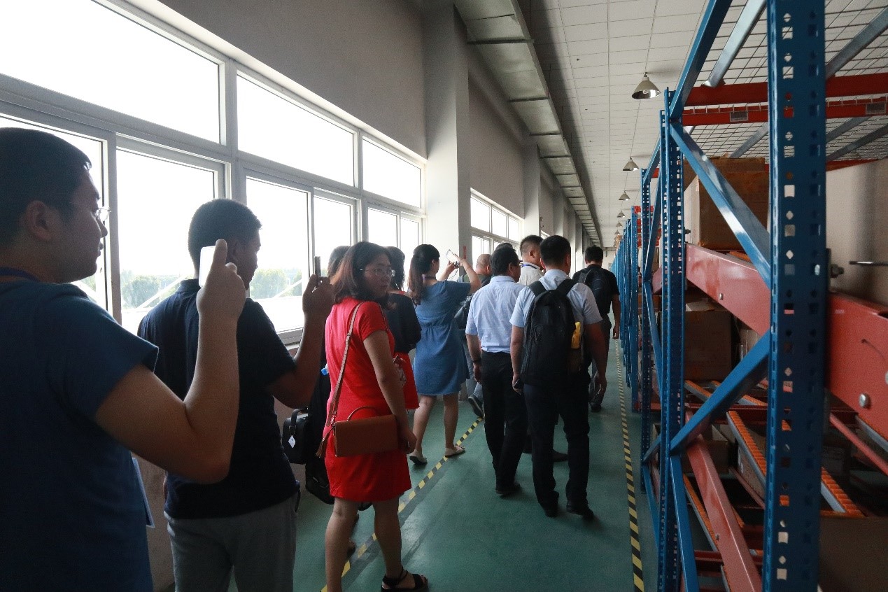 EVO视讯集成服装行业代表项目 | 波司登集团智能配送中心迎业内众嘉宾集体参观