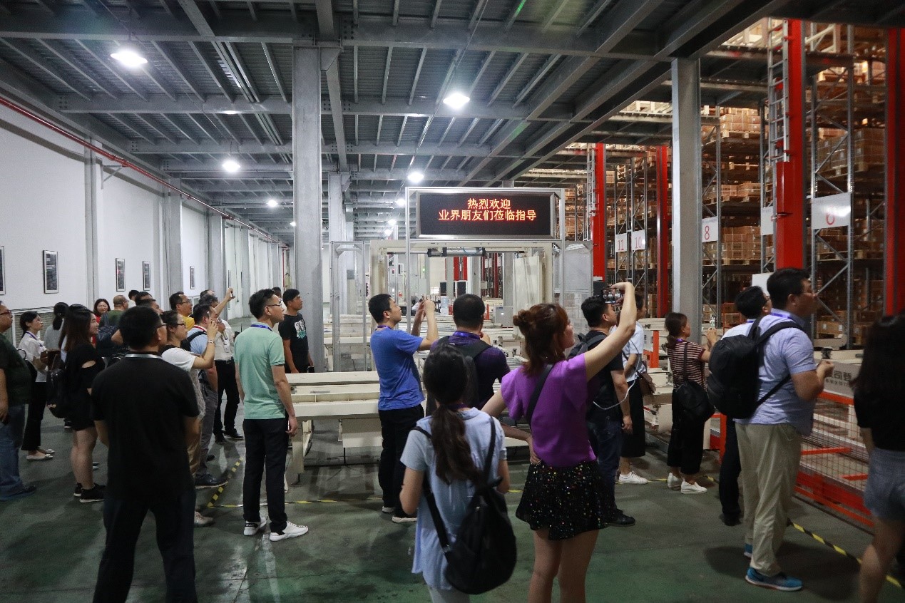 EVO视讯集成服装行业代表项目 | 波司登集团智能配送中心迎业内众嘉宾集体参观