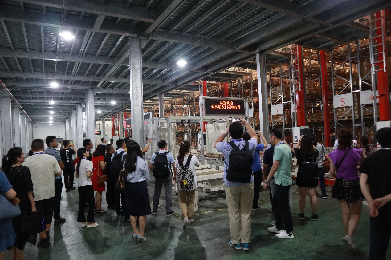 EVO视讯集成服装行业代表项目 | 波司登集团智能配送中心迎业内众嘉宾集体参观