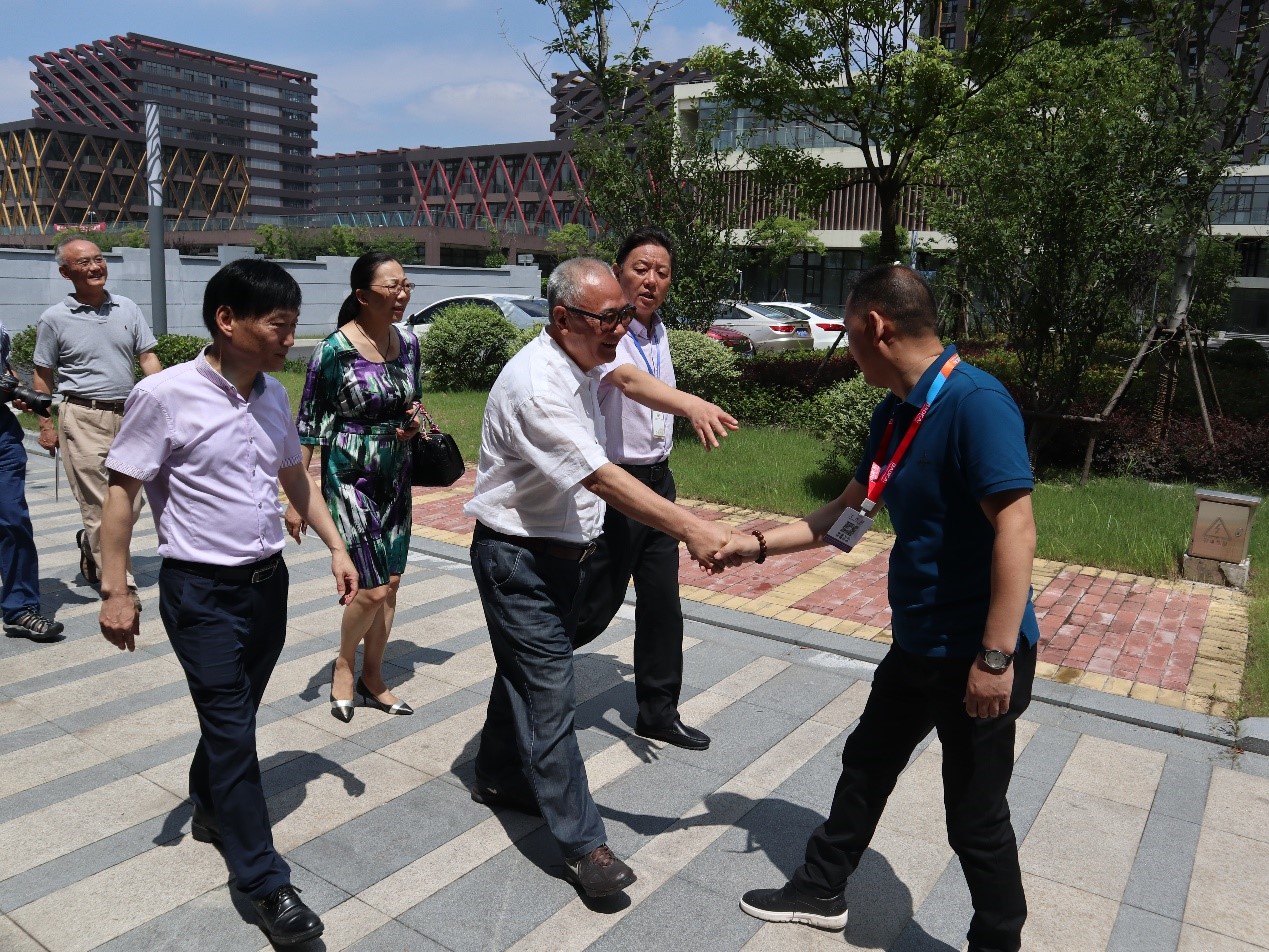 新闻 | 无锡市原政协领导、吴泾镇党委领导一行莅临EVO视讯参观考察