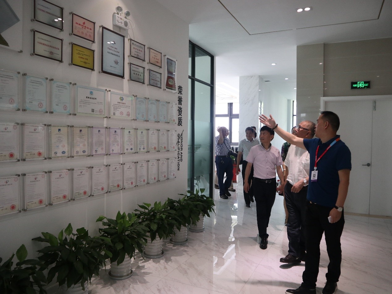 新闻 | 无锡市原政协领导、吴泾镇党委领导一行莅临EVO视讯参观考察